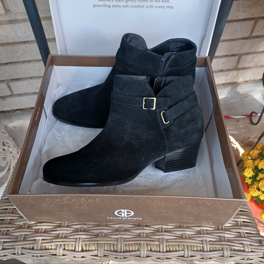 Giani Bernini sz 9 black suede short boots Doril memory foam, decorative buckle